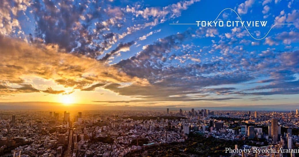 Tokyo City View 六本木ヒルズ展望台さんのインスタグラム写真 - (Tokyo City View 六本木ヒルズ展望台Instagram)「‪▶︎美しい夕日と青空のコントラストがハッキリ！！‬ ‪昨日10/7の夕暮れ時に撮影された、奇跡の瞬間をお届けします！美しい夕日は六本木ヒルズ展望台 東京シティビューで。‬ ‪‪#東京シティビュー #夕日 #roppongi #tokyo #japan #sunset #tokyocityview #observationdeck #UnknownJapan」10月8日 16時35分 - tokyocityview