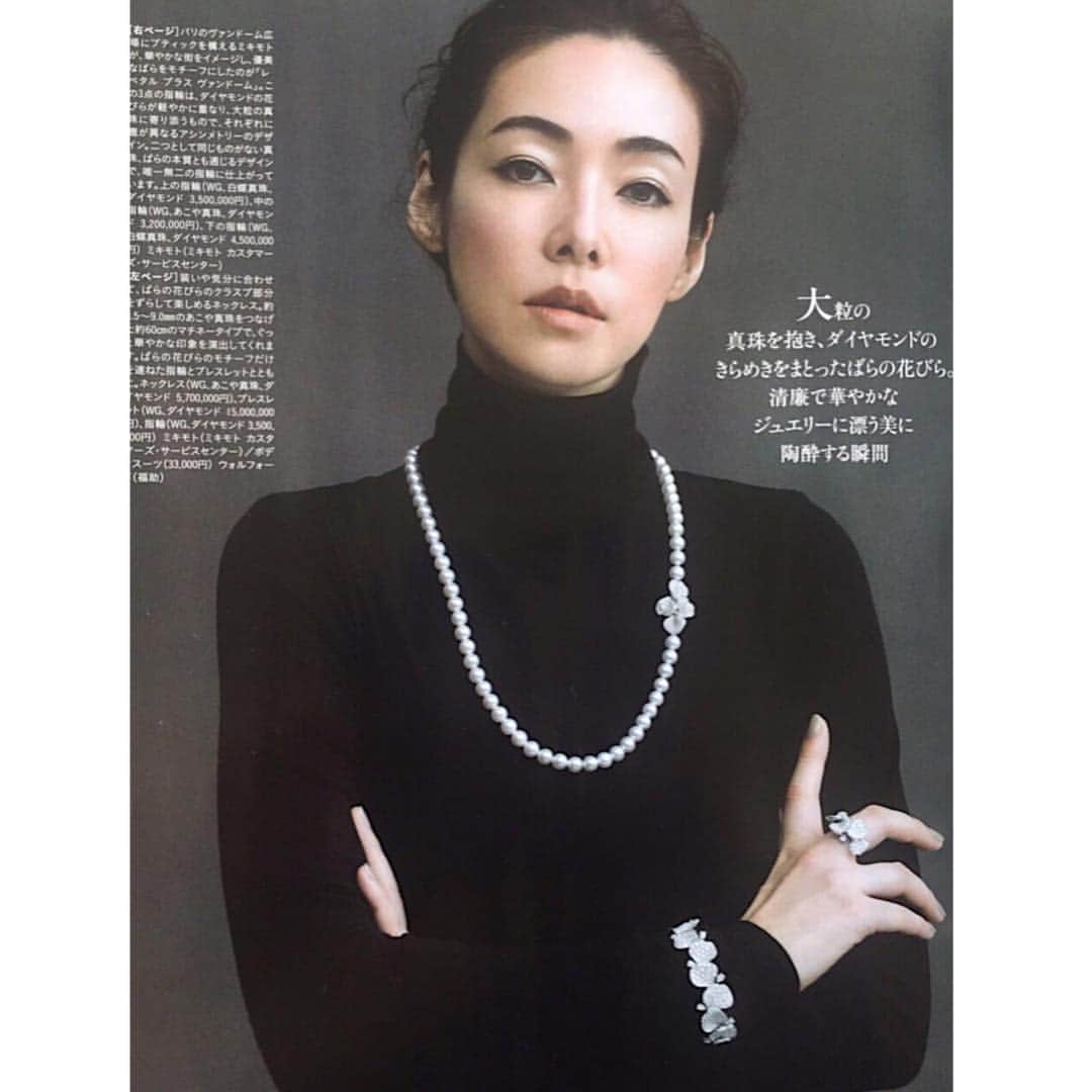 霧島れいかのインスタグラム：「fashion magazine ミセス 11月号  ミキモトのジュエリーをまとっております✨ 撮影時 あまりの美しいジュエリーに感激でした✨ #jewelry#necklace#bracelet #ring#pearl#diamond#collection #rose#petal #photography#ミキモト」
