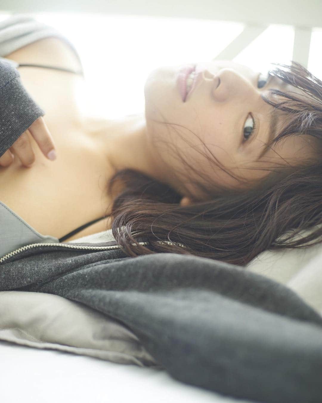 花盛友里のインスタグラム：「沖縄の「脱いでみた。」イベントで撮り下ろした写真の中の一枚。 あーもうほんとに最高のチームで作品作れた！みんな大好きすぎてもう会いたい。。 . モデルになってくれたりいなちゃん @imairiina 可愛すぎて！！！ スタイリングをしてくれたみかこちゃん @chinenmikako のデカめパーカー最高に似合ってたし、ヘアメイクのやよいさん @y____c_____ の無造作な感じもすごくよかったー！！ 沖縄らしい場所でロケして、リタッチも色加工も何もなし、撮ったまんまそのまんまの作品たち、  @nuidemita.okinawa でたくさん載ってるのでみてみてねー！ . .」