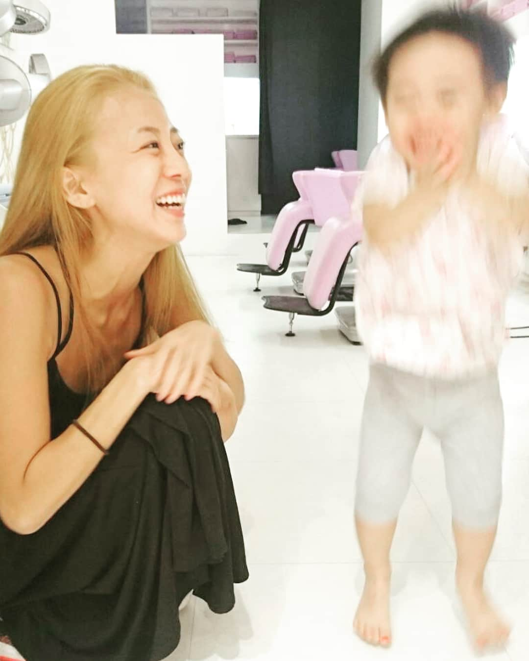 あびる優さんのインスタグラム写真 - (あびる優Instagram)「先日、美容室にて💈 変顔ぶちゃいく親子👻💕 #family#daughter#love#clover#cute#家族#娘#愛娘#親子#四葉のクローバー#愛しい#かわいい#癒し#変顔#ぶちゃいく#ぶちゃかわ#元気#活発#大好き」10月4日 13時31分 - yuabiru74