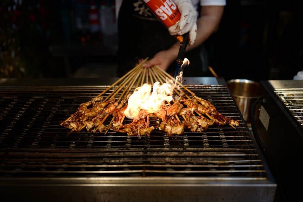 石川涼のインスタグラム：「ランチは焼き鳥じゃなくて焼き蛙🐸遊園地に連れて来られて密着取材されていたので無理矢理食べた。。。食べるところは少なかったけど鳥みたいで美味しかったです、、。 #Shanghai#frog#上海#蛙 #leica#leicasl#leicacamera」