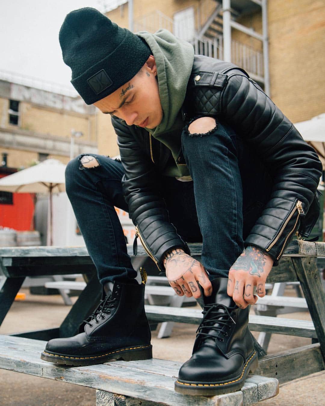 ドクターマーチンさんのインスタグラム写真 ドクターマーチンinstagram How Do You Wear Yours What Makes The 1460 Special Is How You Wear It In Your Own Unique Way Show Us How With Worndifferent 10月4日 17時24分 Drmartensofficial