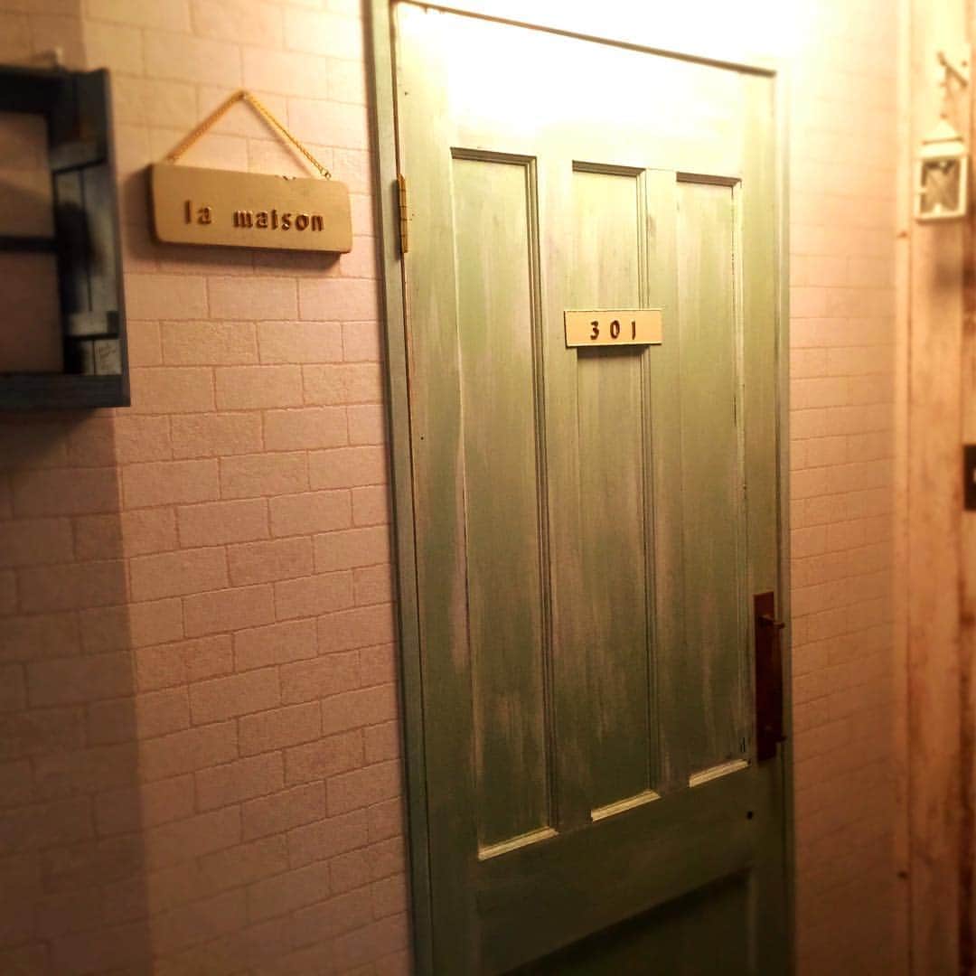 Cheese Cafe ラメゾン301 Bonjourのインスタグラム：「エレベーターの扉が開くと目の前すぐに入り口です！アパルトマンの玄関をイメージした入り口はフォトスポットとして好評です♪ #lamaison301  #チーズカフェ #三宮グルメ #三宮デート #三宮ランチ #三宮カフェ #三宮でご飯 #フォトスポット #インスタ映え」