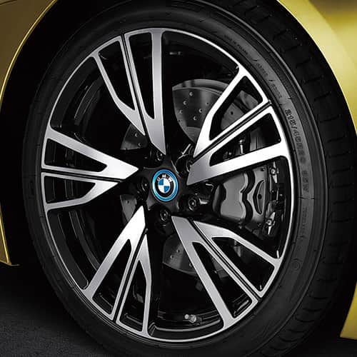BMW Japanさんのインスタグラム写真 - (BMW JapanInstagram)「. 異端を極めた存在。異彩を放つ走り。 . 表面の光沢を抑えたマットな質感。 そして、黄色と黒の眩いほど鮮やかなコントラスト。 BMW i8 Protonic Frozen Yellow、全国限定4台。 . #BMW #BMWJapan #駆けぬける歓び #i8 #Yellow #Edition #ProtonicFrozenYellow #BMWTMS #TMS2017 #TokyoMotorShow #TokyoMotorShow2017 #BMWWorld #BMWPost #BMWgram #BMWlovers #BMWlife #BMWlove #BMWforlife #BMWcar」10月4日 18時47分 - bmwjapan