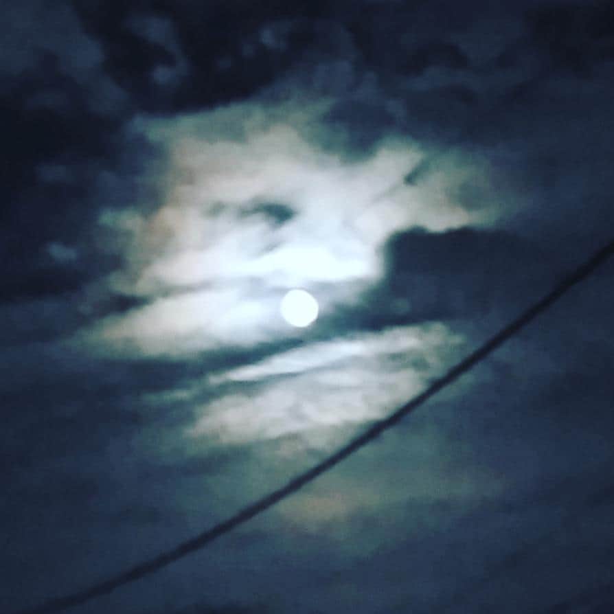 小島奈津子さんのインスタグラム写真 - (小島奈津子Instagram)「2017*10*4 雲の合間から、満月見えた！！ みなさまにもおすそ分け🌕 . 満ち足りた幸せが欠けることなく、たくさんたくさんありますように。 . #中秋の名月 #満月#十五夜 #南中は夜中の12時」10月4日 19時25分 - kojimanatsuko_official