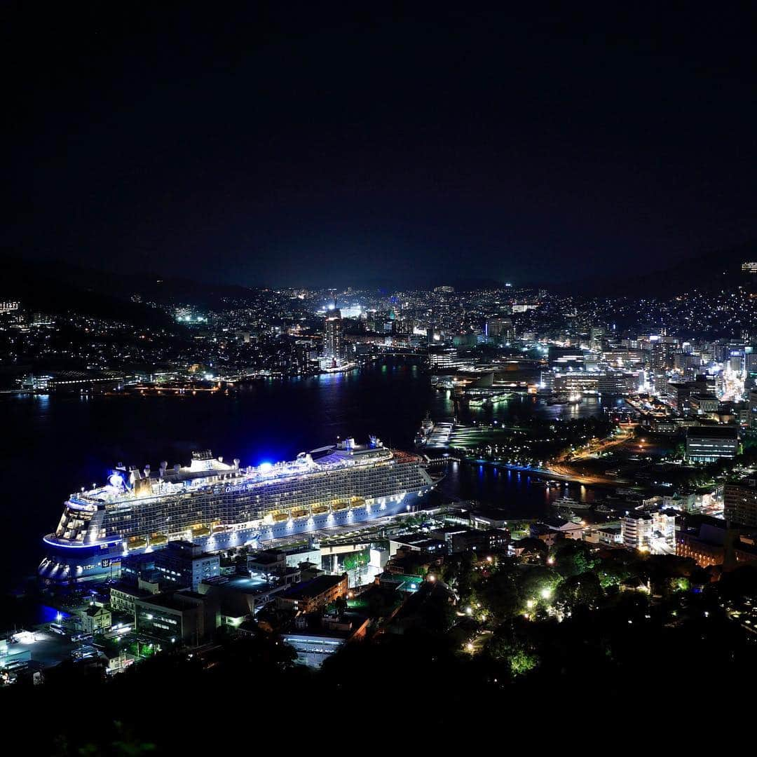 ホテルモントレグループさんのインスタグラム写真 - (ホテルモントレグループInstagram)「鍋冠山からの長崎夜景！ ホテルモントレ長崎からは車で15分くらいです。 偶然にもオベーション・オブ・ザ・シーズ（全長347m）が停泊中！ @hotelmonterey ・ ・ #長崎夜景 #鍋冠山 #日本新三大夜景 #夜景 #夜景ら部 #nightview #夜景倶楽部 #ホテルモントレ長崎 #hotelmontereynagasaki #nagasaki #長崎 #hotelmonterey #ホテルモントレ #special_spot_ #jp_gallery #pics_jp #icu_japan #wu_japan #impression_shots #japan_photo_now #lovers_nippon #igersjp #ig_japan #ig_cameras_united #tokyocameraclub #bestjapanpics #PHOS_JAPAN #art_of_japan_ #bestphoto_japan #ホテルモントレ周辺の観光地」10月4日 19時32分 - hotelmonterey