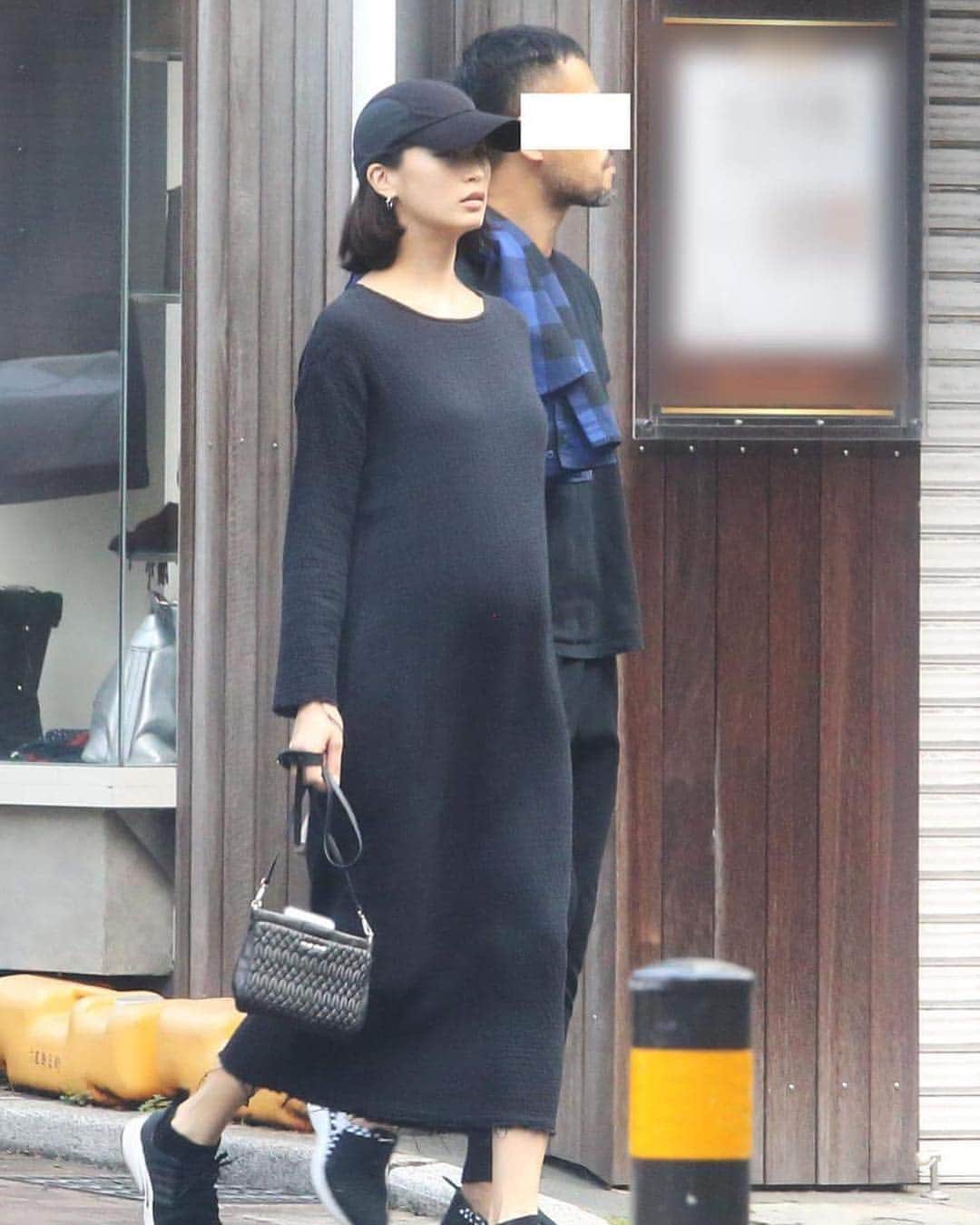 女性自身 (光文社)さんのインスタグラム写真 - (女性自身 (光文社)Instagram)「黒田エイミ　結婚していた！「実は妊娠7カ月」オメデタも目撃 9月下旬の昼1時ごろ、東京・渋谷区内の裏通りを1組のカップルが手をつないで歩いていた。黒いワンピースを着た美女は、トップモデルの黒田エイミ（29）。2人は関係を隠す様子もなく、幸せオーラを振りまいている。黒田といえば、前カレが松田翔太（32）だったことでも有名だが、いったい横の男性は誰――？慌てて彼女のインスタグラムをチェックすると、驚きの報告が出ていた。 ※詳細はプロフィールのリンクからWEB女性自身へ  #黒田エイミ #モデル #結婚 #妊娠 #松田翔太 #道下大 #ヘアメークアーティスト #女性自身 #いいね #フォロー」10月4日 20時01分 - joseijisin