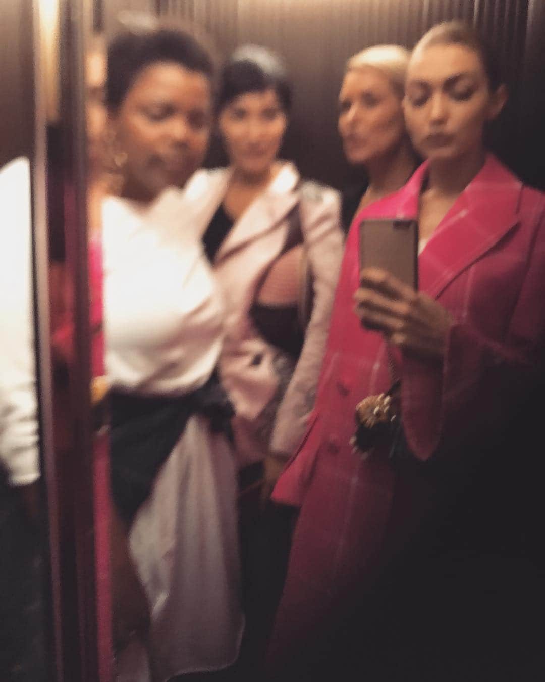 ジジ・ハディッドさんのインスタグラム写真 - (ジジ・ハディッドInstagram)「lookin back @ fashion month & pause... I love this. 🍝 thanks for dinn @dsquared2 @ceresio7」10月5日 0時08分 - gigihadid