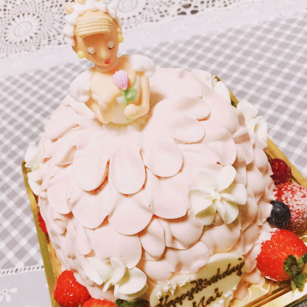 塚本舞さんのインスタグラム写真 - (塚本舞Instagram)「大好きなケーキ屋さんのケーキ❤️ . . 道重さゆみちゃんのインスタを見たら、 偶然そこのケーキでお誕生日をお祝いしていたので 今年のバースデーケーキは同じものにしてもらいました🎂💓 . .  青山などに店舗のある『アニバーサリー』さん😌💐 女の子なら絶対好きなデザインばかりで、何か機会がある度に利用しています✨✨ . .  6月の主催イベントのケーキも、ここのものでした〜💕 . #anniversary #ロリオリ #lolioli365byanniversary  #おすすめ #ケーキ #載せるタイミング逃してた #道重さゆみ #ハロプロ#ケーキストーキングマン」10月5日 1時52分 - maipuni