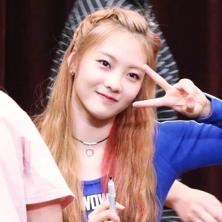 ルーシーのインスタグラム：「❀ ; 170903 Lucy — Incheon Fansign — © owner [ tags : #WekiMeki #Lucy #NohHyojung ]」