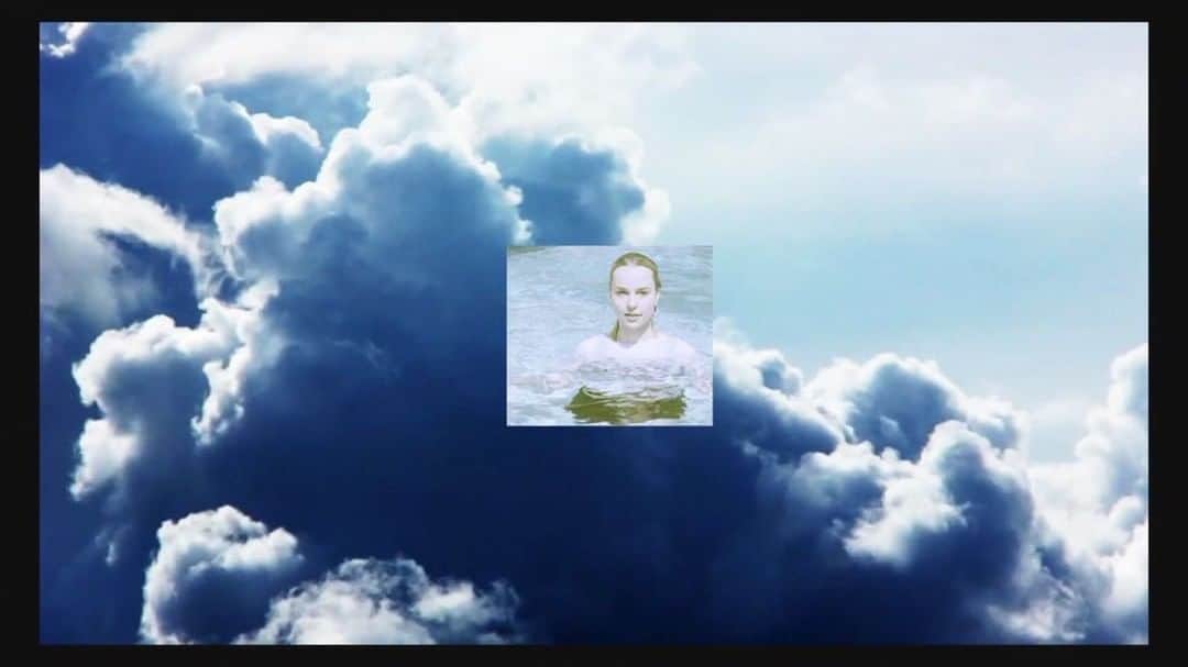 ブリジット・メンドラーのインスタグラム：「Would u rather be a swan or a dolphin? 👇🏻🌊☁」