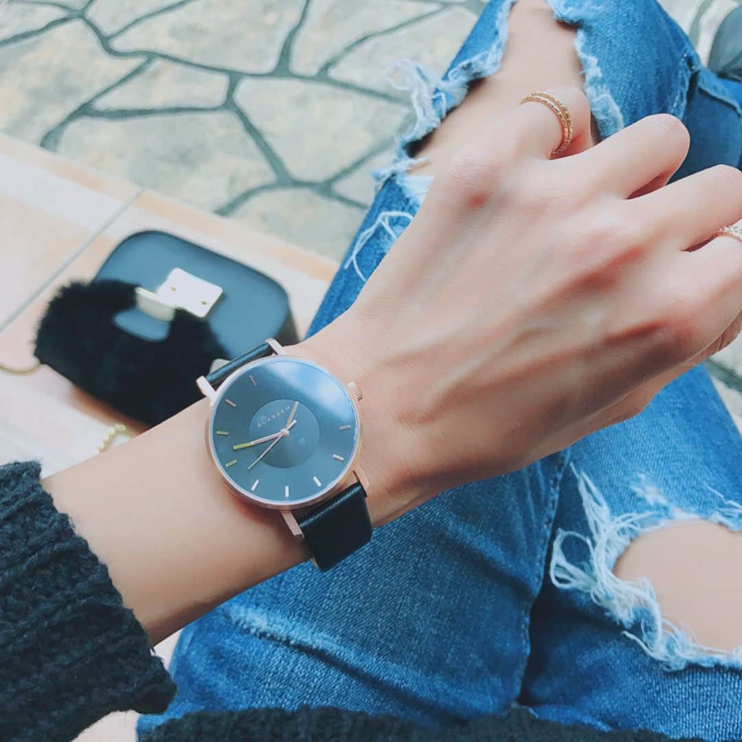ゆん（並木優奈）さんのインスタグラム写真 - (ゆん（並木優奈）Instagram)「🌴🐬🌴🐬🌴🐬 . . KLASSE14(@klasse14_Japanofficial)で時計をGETしたよ💋💕 . どんな服装にも合わせやすくて1年中使えるBlack×Goldにしましたっ💓 . めちゃくちゃ可愛すぎて届いた日から毎日付けてる😍← . 今まで腕時計ってあんまり付けたことなかったけどかなり便利なのね❤️ww子供がいるから余計に思った✌️ . サイトで買う時に「#yunax」ってクーポンコードを入力すると12%OFFになるからめっちゃお得だよ💕 . 他にも可愛い時計がいっぱいあるから見てみてねっ👍👍 . . #OrdinarilyUnique#KLASSE14#watch#ウォッチ」10月5日 6時18分 - yunaaaaa.x