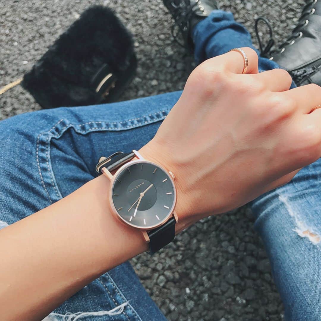 ゆん（並木優奈）さんのインスタグラム写真 - (ゆん（並木優奈）Instagram)「🌴🐬🌴🐬🌴🐬 . . KLASSE14(@klasse14_Japanofficial)で時計をGETしたよ💋💕 . どんな服装にも合わせやすくて1年中使えるBlack×Goldにしましたっ💓 . めちゃくちゃ可愛すぎて届いた日から毎日付けてる😍← . 今まで腕時計ってあんまり付けたことなかったけどかなり便利なのね❤️ww子供がいるから余計に思った✌️ . サイトで買う時に「#yunax」ってクーポンコードを入力すると12%OFFになるからめっちゃお得だよ💕 . 他にも可愛い時計がいっぱいあるから見てみてねっ👍👍 . . #OrdinarilyUnique#KLASSE14#watch#ウォッチ」10月5日 6時18分 - yunaaaaa.x