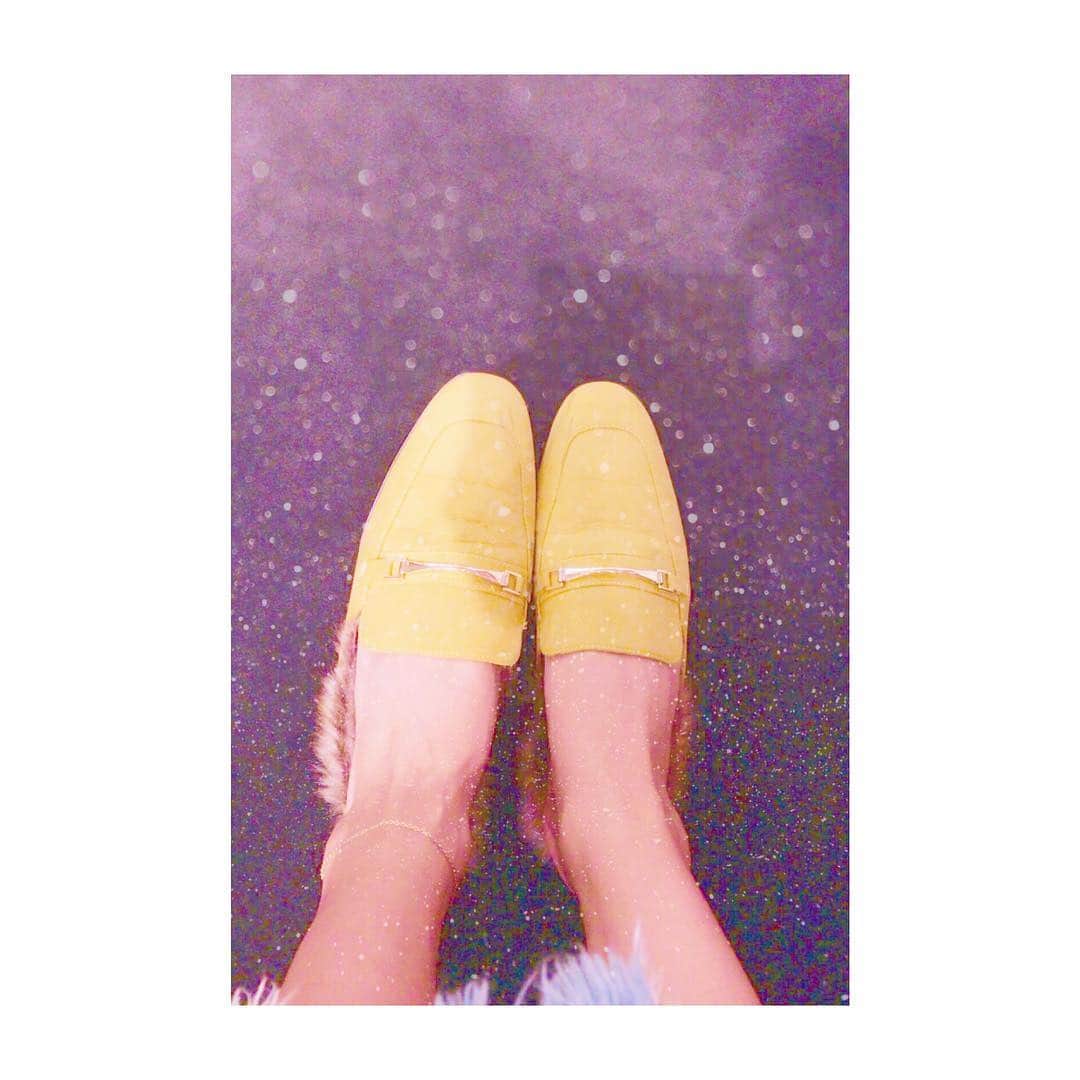 片山萌美さんのインスタグラム写真 - (片山萌美Instagram)「もう少し寒くなったら 履けないので 今たくさん履く。  #黄色い靴」10月5日 16時36分 - moet_mi