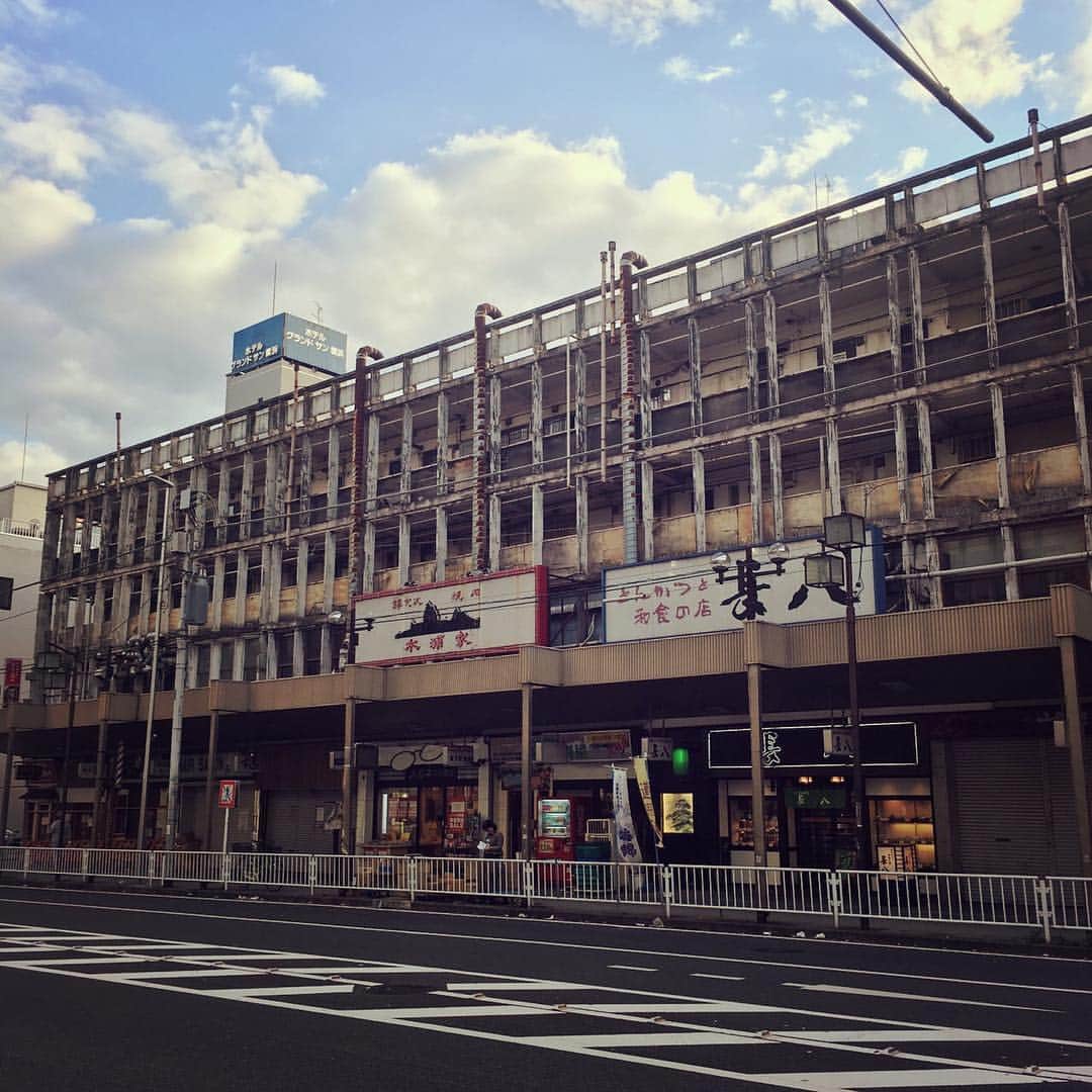 ナンパ系ファッショニスタ　キャンのインスタグラム：「横浜に来て近所のこの建物を見た時、ここはゲトーエリアだなぁと思った風景にも慣れてきました。  そして、引っ越しますw  なんだこの転々とする人生は。  #横浜 #ゲトーエリア #引っ越し #さようなら #新たな旅立ち #わずかに朝立ち #夜に中出し #そんな街 #yokohamacity」