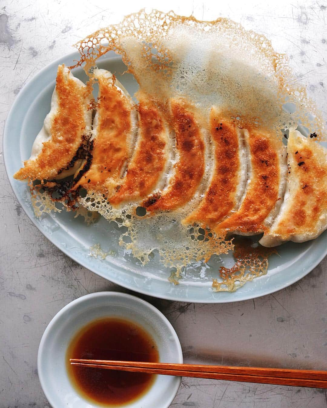 樋口正樹さんのインスタグラム写真 - (樋口正樹Instagram)「Gyoza . ランチに餃子。 皮は鎌倉の邦栄堂製麺の、先日のあまりを冷凍してたものを使用。具材はほとんどくず野菜で、白菜の芯をメインに半端なところをいろいろ刻んで、豚肉と合わて。薄い羽付きに焼きました。 . #邦栄堂製麺 #餃子 #焼き餃子 #樋口さんちの餃子 #ぎょうざ #ギョーザ #ぎ #gyoza #dumplings #frieddumplings」10月5日 12時31分 - higuccini