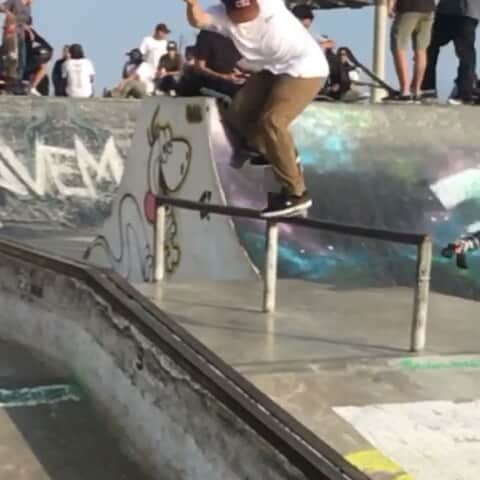 アンヘロ・カロ・ヌエバスのインスタグラム：「Un truco en la demo de @redbullskate en Lima 📽: @thaynancosta  @redbull #redbull  #tedaalas」