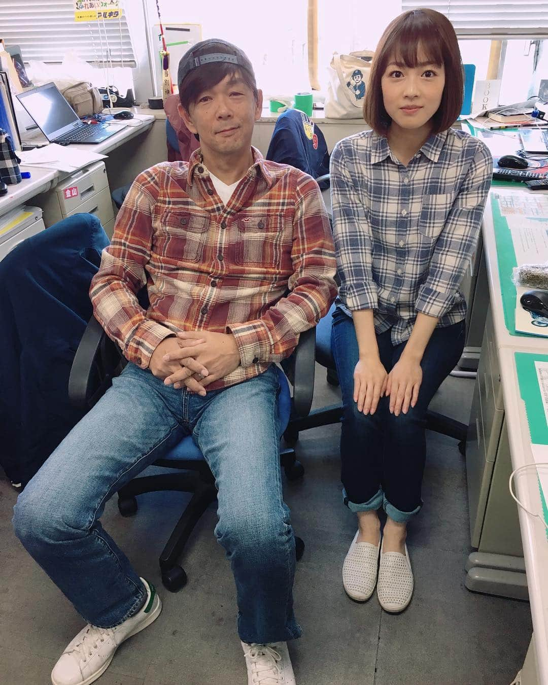 高橋春花さんのインスタグラム写真 - (高橋春花Instagram)「ヒロさん出社なう。 服かぶりなう。 #ヒロ福地 #高橋春花 #私服 #ラフな日 #ネルシャツはかぶりがち #親子コーデ #イチオシ」10月5日 12時51分 - htb_takahashiharuka