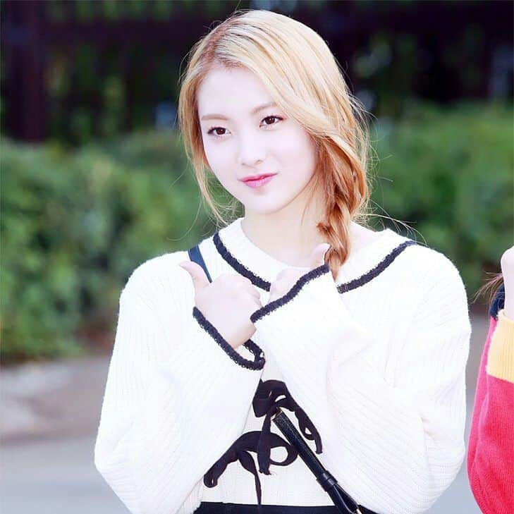 ルーシーのインスタグラム：「❀ ; 170929 Lucy — Music Bank — © owner [ tags : #WekiMeki #Lucy #NohHyojung ]」