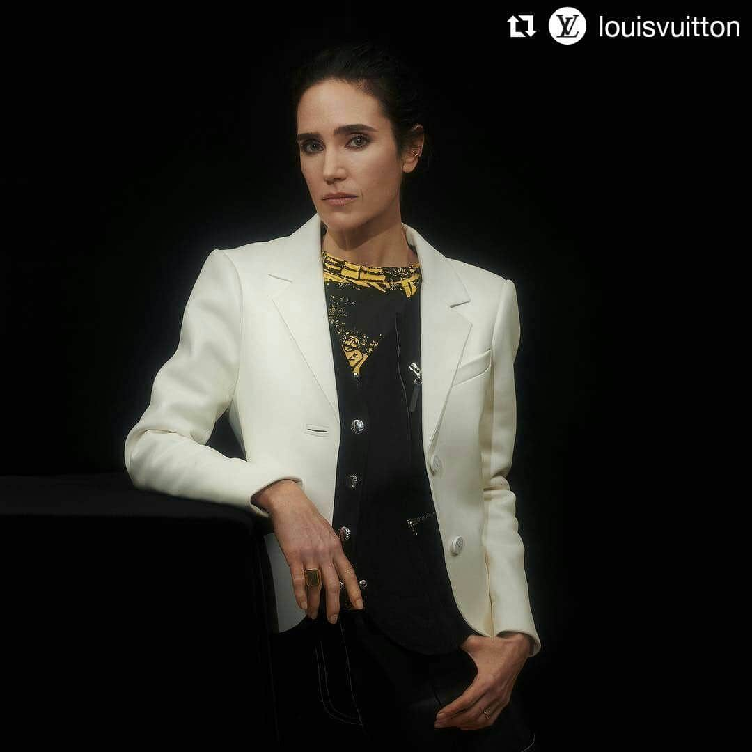 ジェニファー・コネリーのインスタグラム：「#LVSS18 Maison Muse Jennifer Connelly at the #LouisVuitton Spring-Summer 2018 Fashion Show by @nicolasghesquiere. Portrait by @arnaudlajeunie.  @louisvuitton #jenniferconnelly」