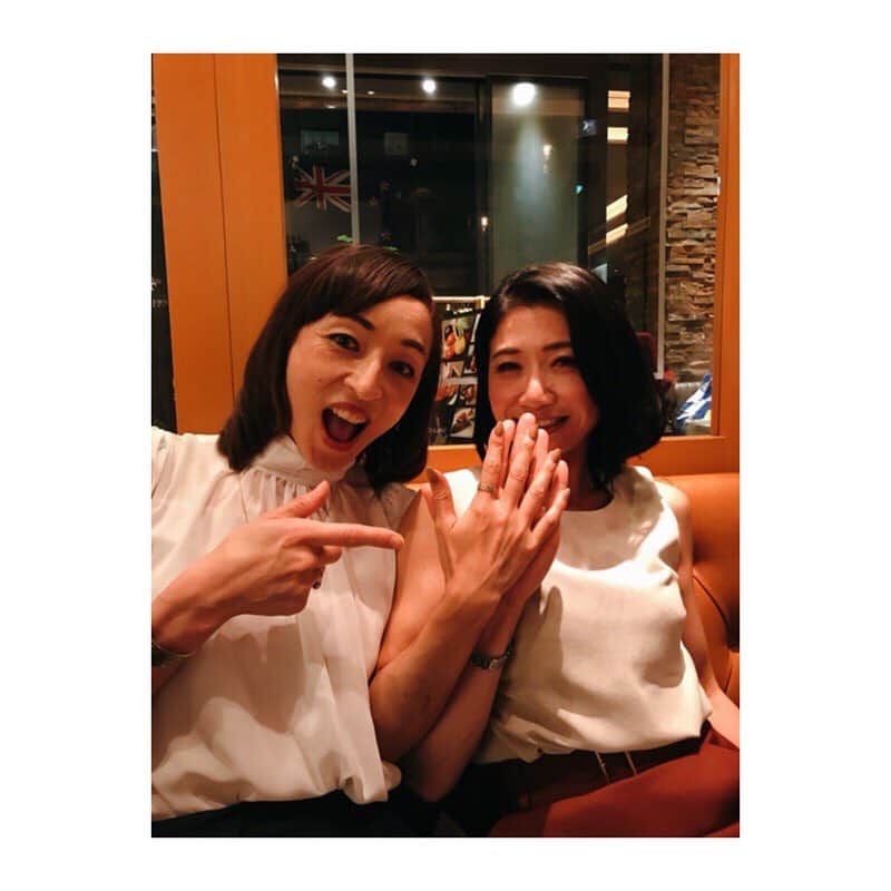 市橋有里のインスタグラム：「20年以上ぶり✨ふたりともジュニアの時、一緒にシドニーに行ったのが最後⁈と。絶対に手が大きいでしょ！の図…そうでもなかったw マメもなくすごく女性らしい綺麗な手のひらでした✨ #室伏由佳 ちゃん @yuka_murofushi_official  #笑いすぎた夜 #手が綺麗」
