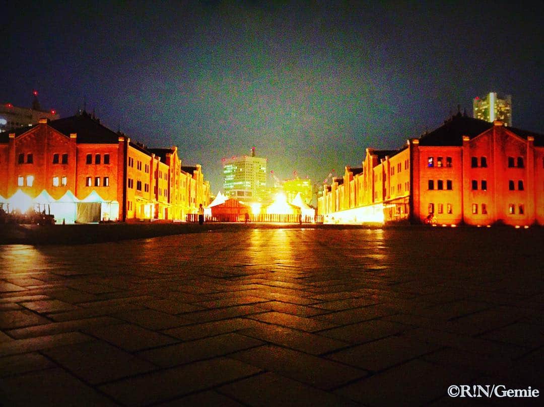 R!Nのインスタグラム：「今日の風景。 風が寒かったけど、 心温まる綺麗な景色でした。 . . #横浜 #yokohama #赤レンガ倉庫 #akarenga #photography #photo #instadaily #instapic #写真好きな人と繋がりたい #写真を撮るのが好きな人と繋がりたい #camera #camera360 #加工 #l4l #夜景 #portrait #thanks #singersongwriter #vocalist #musicismylife #カメラ女子 #fun #hobby #love」