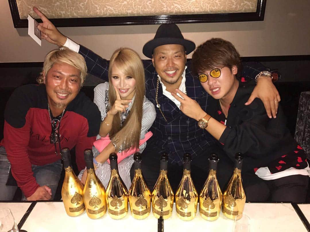 門りょうさんのインスタグラム写真 - (門りょうInstagram)「たかたろー誕生日おめでとうの会🎉 主役のくせに飲まんから2本開かずにキープ。 #クラブ門#MON#北新地#門りょう  左から#ドンタコス#アルマンド姉さん#カーン#へたれのたかたろー#とりあえず直瓶しろよ#飲むまで長い#たかたろーが飲まないのでわしが代わりに一気しました#へたれ」10月6日 1時24分 - rio19891015