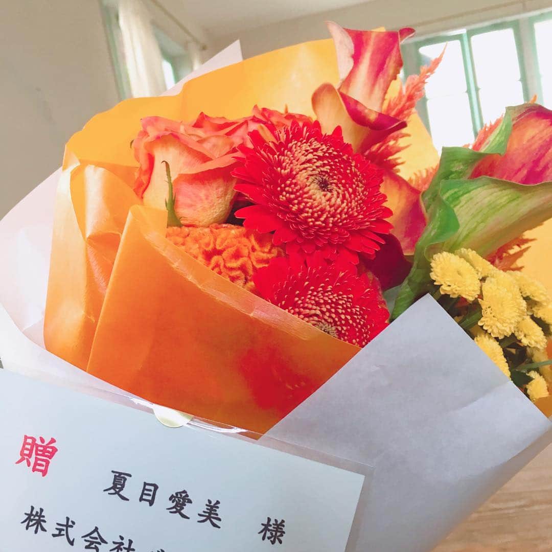 夏目愛美さんのインスタグラム写真 - (夏目愛美Instagram)「♡ 今日はCMの撮影で素敵なお花を頂きました。 早く帰ってお家に飾ろう♫ #ありがとうございました #感謝 #happy #flower #instagood #instalike #like4like」10月5日 17時29分 - manami_natsume