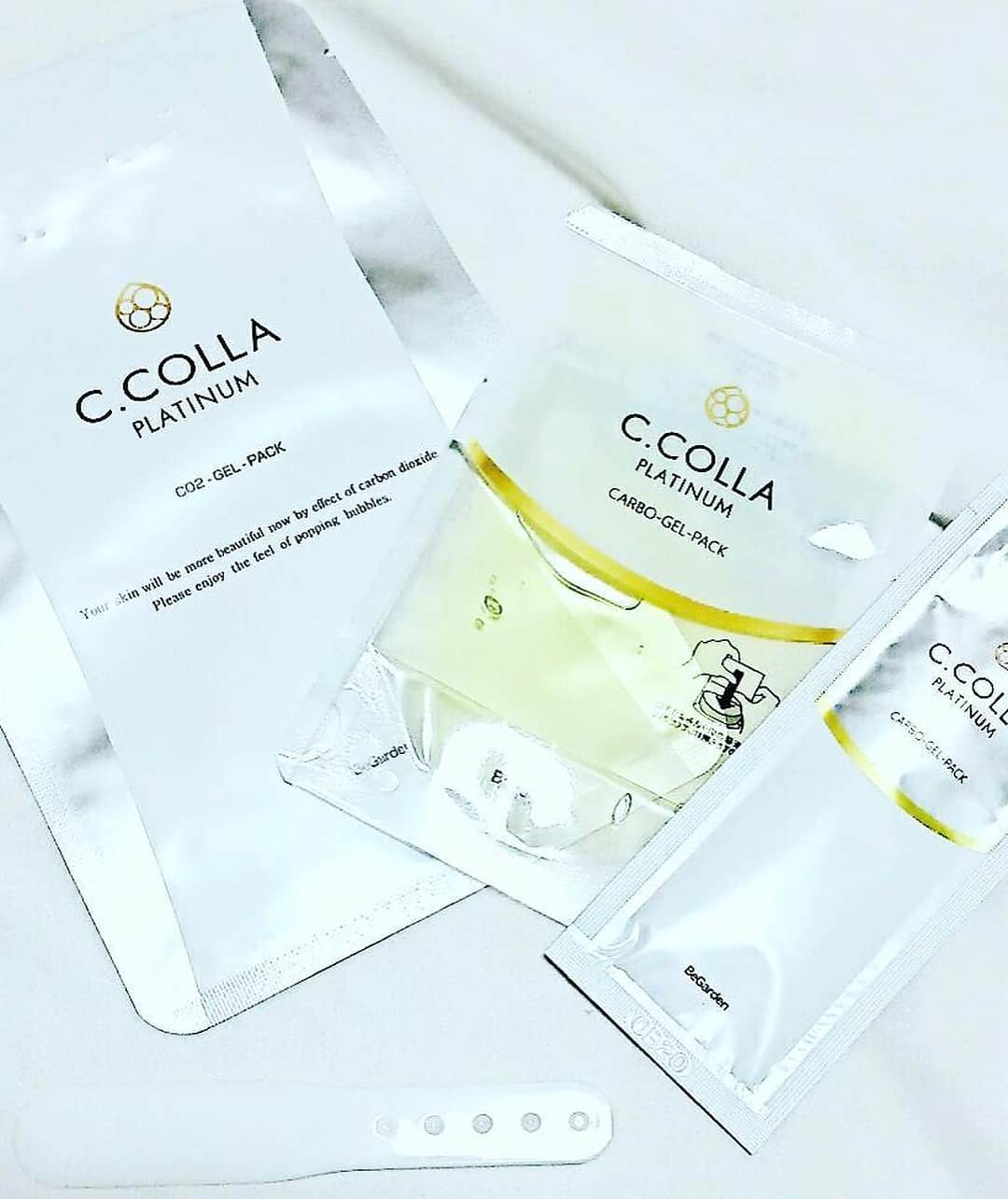 coccinelle.tokyoさんのインスタグラム写真 - (coccinelle.tokyoInstagram)「. 今日は、使って良かったパック情報です :) BeGardenの""シーコラプラチナム""が、すごかった…。 RAXY（コスメ定期購入サービス）についてきたこのパックなのですが、お試しで一回使用してみて、その効果にびっくり。使い終わった後に確実に肌のトーンが明るくなっていました😲！！ 使い心地としては、炭酸パックということで、肌につけた瞬間シュワ〜ってするのです。最初の10秒ほどは刺激が強くて肌に沁み、焦りましたが笑、すぐに収まりました。洗い落とした後、鏡を見て、思わず声が漏れるほどの変化っぷり！肌の透明感が絶対的にアップしてる〜！ お値段は安くはない（1回お試しは500円、12枚入りで4860円）ですが、スペシャルケアとして使いたい💸💠 しばらくスペシャルパックはこれだな😆❣️ . 📸@nanami7737_ @aira.0123 @rio6688reia @hiro.3kids @m.beautyandhealth @necowasa」10月5日 18時14分 - coccinelle.note