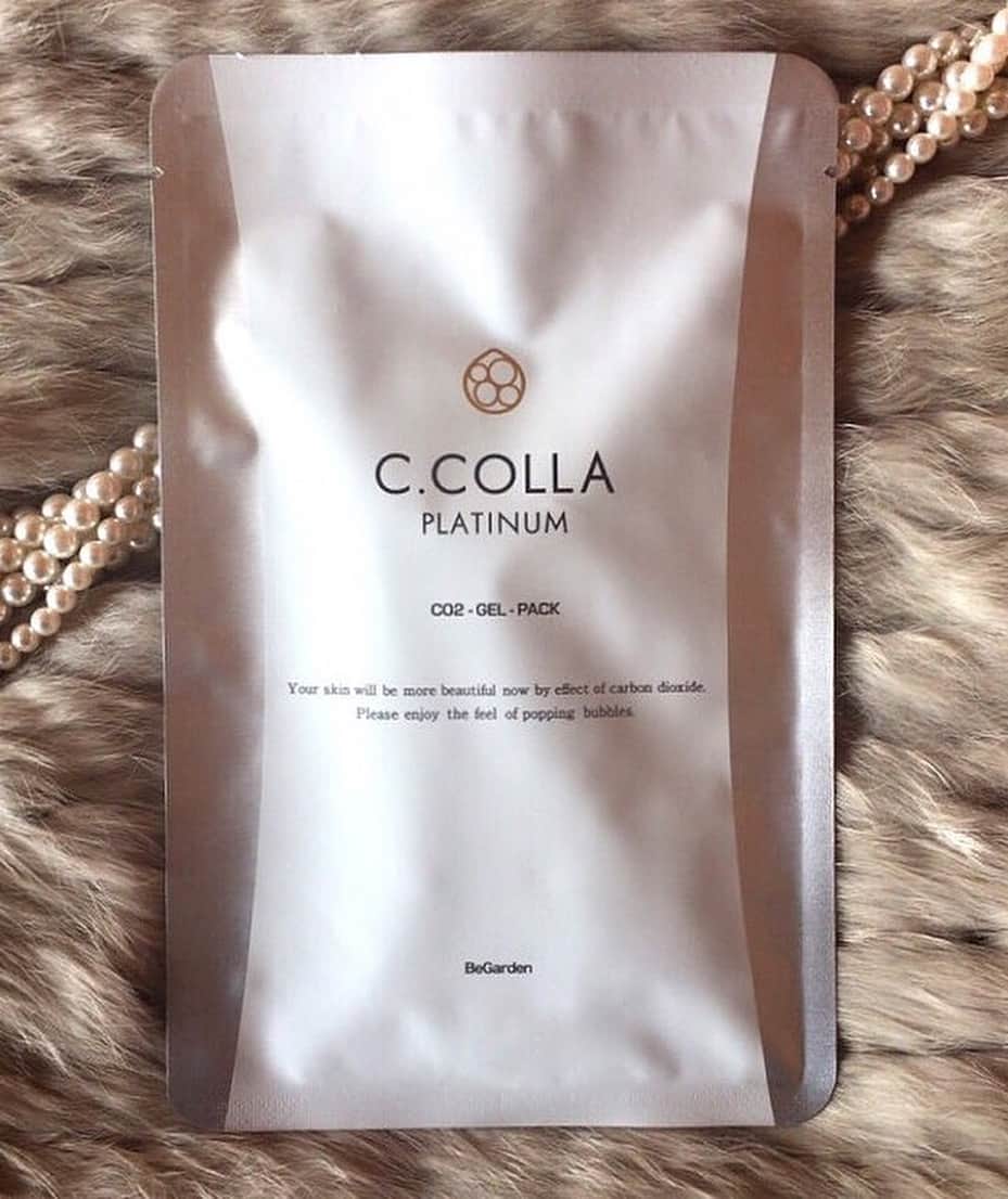 coccinelle.tokyoのインスタグラム：「. 今日は、使って良かったパック情報です :) BeGardenの""シーコラプラチナム""が、すごかった…。 RAXY（コスメ定期購入サービス）についてきたこのパックなのですが、お試しで一回使用してみて、その効果にびっくり。使い終わった後に確実に肌のトーンが明るくなっていました😲！！ 使い心地としては、炭酸パックということで、肌につけた瞬間シュワ〜ってするのです。最初の10秒ほどは刺激が強くて肌に沁み、焦りましたが笑、すぐに収まりました。洗い落とした後、鏡を見て、思わず声が漏れるほどの変化っぷり！肌の透明感が絶対的にアップしてる〜！ お値段は安くはない（1回お試しは500円、12枚入りで4860円）ですが、スペシャルケアとして使いたい💸💠 しばらくスペシャルパックはこれだな😆❣️ . 📸@nanami7737_ @aira.0123 @rio6688reia @hiro.3kids @m.beautyandhealth @necowasa」