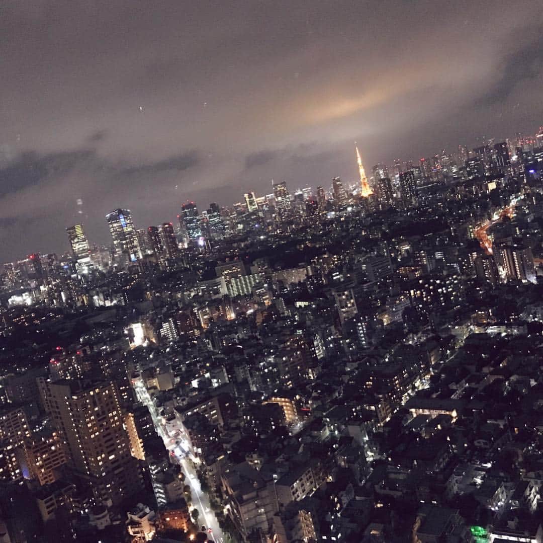 YASTIN さんのインスタグラム写真 - (YASTIN Instagram)「TOP OF EBISU♪ 考え事したり、嫌なことあった時にたまに来る場所のひとつです☆ ・ ・ #恵比寿ガーデンプレイス #topofebisu #skylounge #展望台 #夜景 #東京タワー #nightview #いいね返し #l4l #s4s #lol #恵比寿 #instagood #instalike #instalife」10月5日 18時32分 - yastin0109