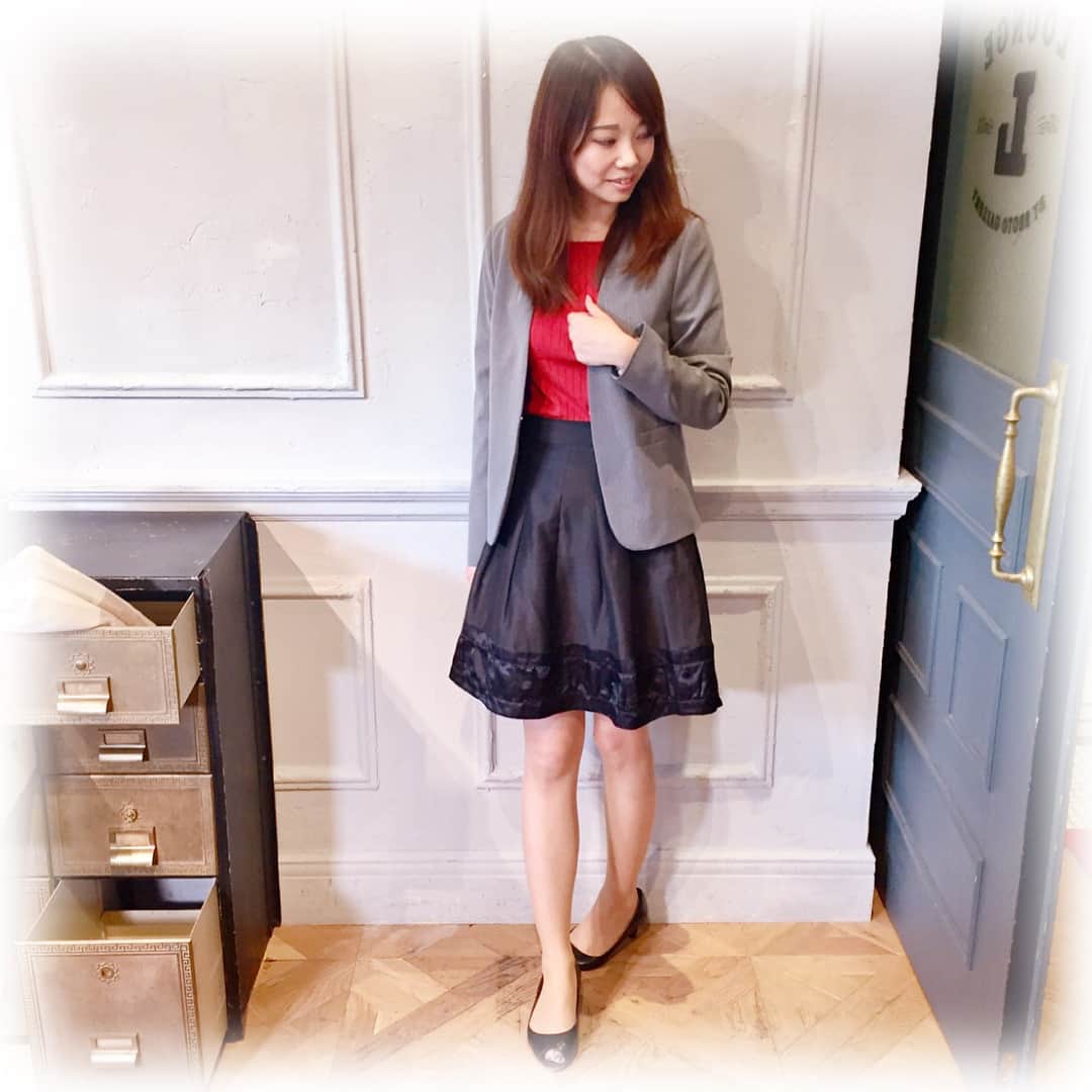 のインスタグラム：「AOKIのレディース「はたラク服」の発表会で、新商品を試着させてもらいました♡ ： 私が着ているジャケットは、ストレッチ素材なので着心地が快適！ ジャケットってなんかしめつけられるような重いような着用感のものが多いけど、これは軽いし腕をあげても引っ張られる感がなくて最高☆ シワにならないし着まわしもしやすいので、出張の時にいいかも♡ ： 中に着ている赤のニットは、ウール100%なので静電気が起きにくく、自宅で手洗いもできます✨ ： 発表会では、モデルの蛯原友里さんと女優の大政絢さんも登場‼️ 帰り際に手振ってくれたよ❤︎(4枚目の動画見てー♡) #happy ： #はたラク服 #AOKI #オフィスコーデ #オフィスカジュアル  #蛯原友里 #大政絢 #ootd #cordinate #ジャケット #ニット #秋冬コーデ  #赤ニット #fashion #fashionista#fashionable  #outfit #fashionlover #fashionable #instagood  #instadaily #all_shots #webstagram  #instacool #chao_app  #PR」