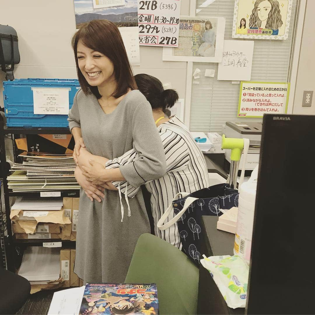 望月理恵さんのインスタグラム写真 - (望月理恵Instagram)「ロケ終了〜 寒いと言ったら 温めてくれました。 本当に暖かい〜  #りなちゃん、体温高め #急に寒くなりましたね。 #みなさん、風邪引かないように。 #ズムサタ#ロケ」10月5日 19時37分 - mochiee28