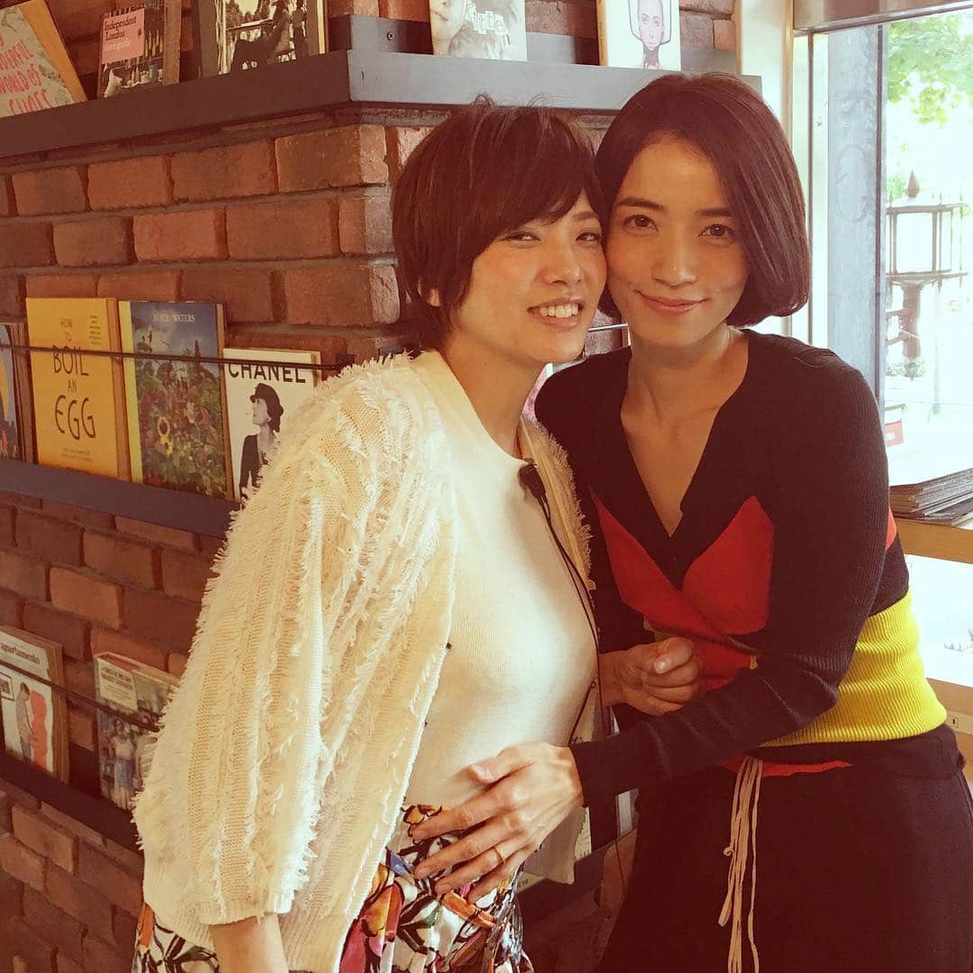 菊井亜希のインスタグラム：「私の原点。 大阪時代、16歳からお世話になってた心斎橋k-twoのうえっきーさん😍✂︎ @yukauekita  10年ぶりに髪の毛メンテナンスしてもらいました🙌🏻 来週結婚式を控えたうえっきーさんのお腹には8ヶ月の赤ちゃんが…♡♡ 10年経っても変わんなくて、happyオーラ満開の彼女に、美容室難民だった私を救ってもらいました🙋 来週のweddingpartyが楽しみだわー💏」