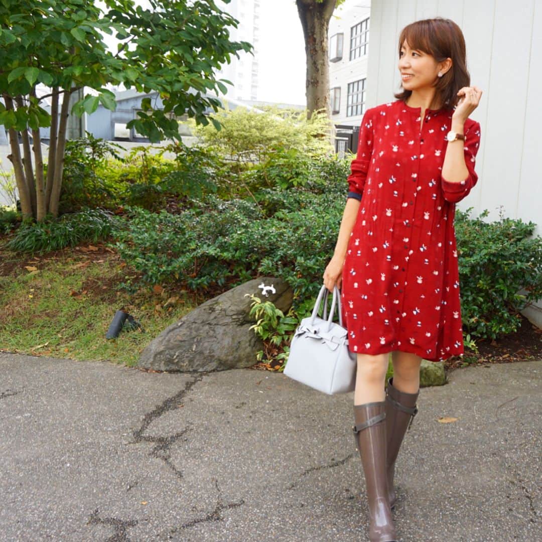 筧沙奈恵さんのインスタグラム写真 - (筧沙奈恵Instagram)「コントワーデコトニエ @comptoirdescotonniers_japan の展示会でオーダーしたワンピースが届きました！ ・ フランスのブランドらしいリラックス感のある松ぼっくり柄に、なんだかほっこり✨ ・ 70年代っぽいレトロ感がお気に入りです♪ ・ 裏地もしっかりしているので、冬はタイツに合わせて着たいな⛄️ ・ 雨の日だったので、足元はレインブーツ🌂 ・ #コントワーデコトニエ #コトニエ #コトニエスタイル #ドレス #パインコーン #ママコーデ #ママファッション #ootd #今日のコーデ #レトロファッション #savemybag #picheabahouse #雨の日コーデ」10月5日 19時57分 - sanaekakei