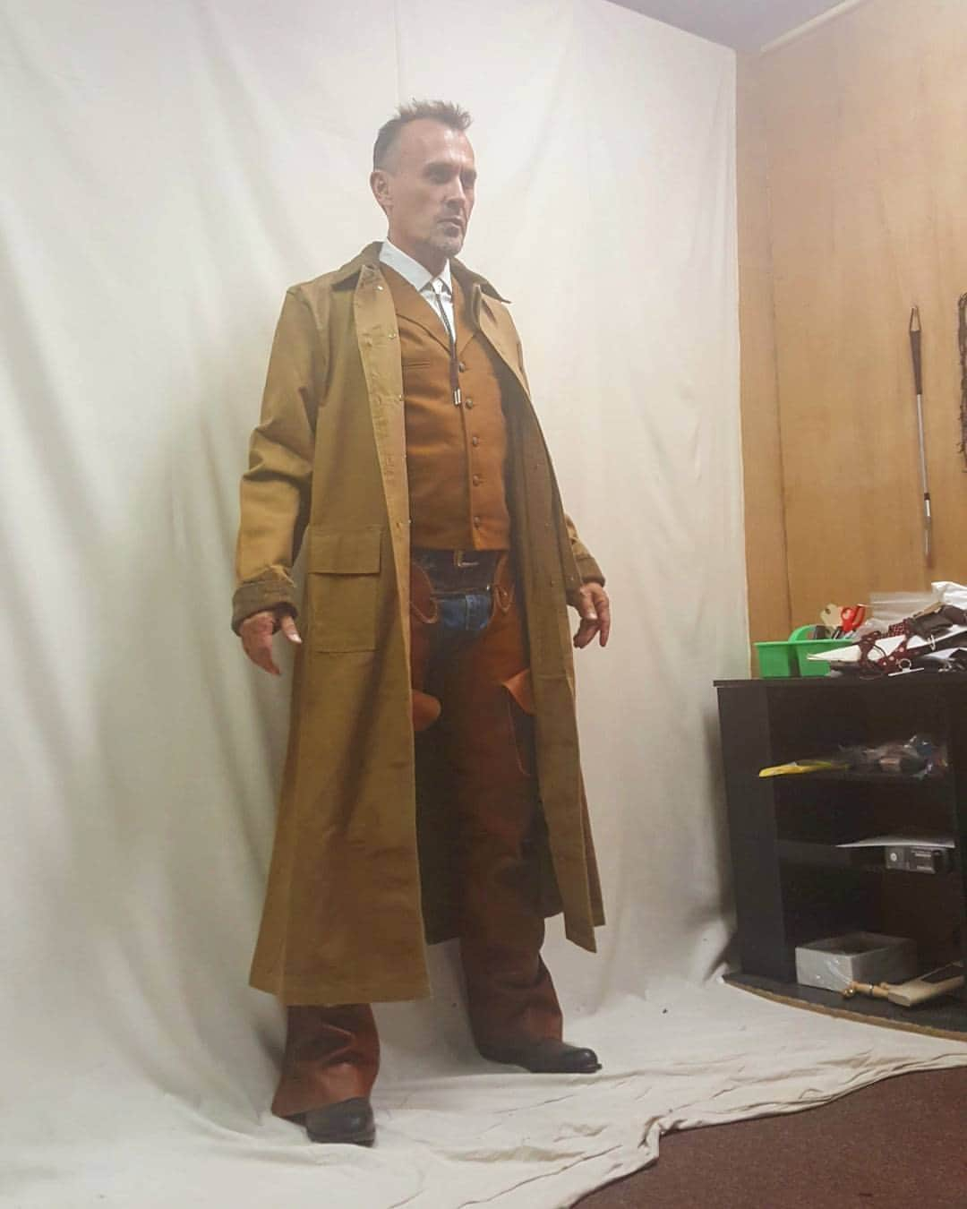 ロバート・ネッパーのインスタグラム：「#tbt #throwyerbackoutthursday #behindthescenes #FromDuskTilDawn (2016) #the_robert_knepper_official」