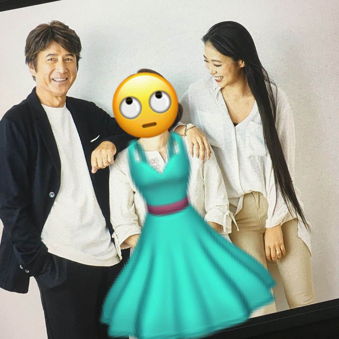 紅蘭さんのインスタグラム写真 - (紅蘭Instagram)「パパとママと3人でオフショット 草刈家らしい写真とれた‼︎w パパとふざけてカッコつけて撮ったりと、、、 色々遊ばせてもらいました🙏🏻 どこに出るわけでもなく完全プライベートですが、、、 出来上がり楽しみ😂  #紅蘭 #草刈正雄 #家族写真 #真ん中はママ #毎年撮りたいねー #来年は麻有も #素敵な撮影クルー #楽しい現場 #たくさん笑った #草刈一家 #はっぴーふぁみり」10月5日 20時29分 - kurankusakari