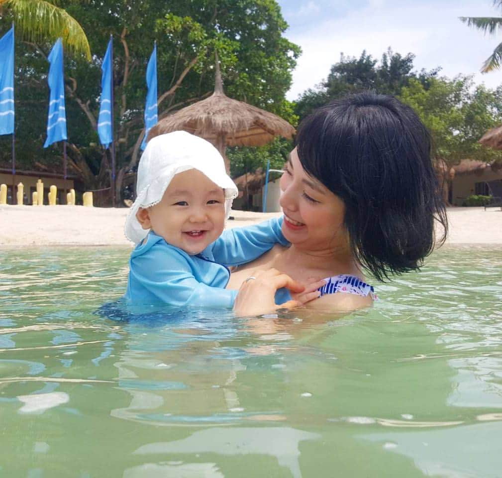 本仮屋リイナさんのインスタグラム写真 - (本仮屋リイナInstagram)「息子、海で笑顔！！ #沖縄以来、3度目の海水浴でついに笑顔GETしました😂✨ #cebu #philippines」10月5日 20時30分 - riina_motokariya