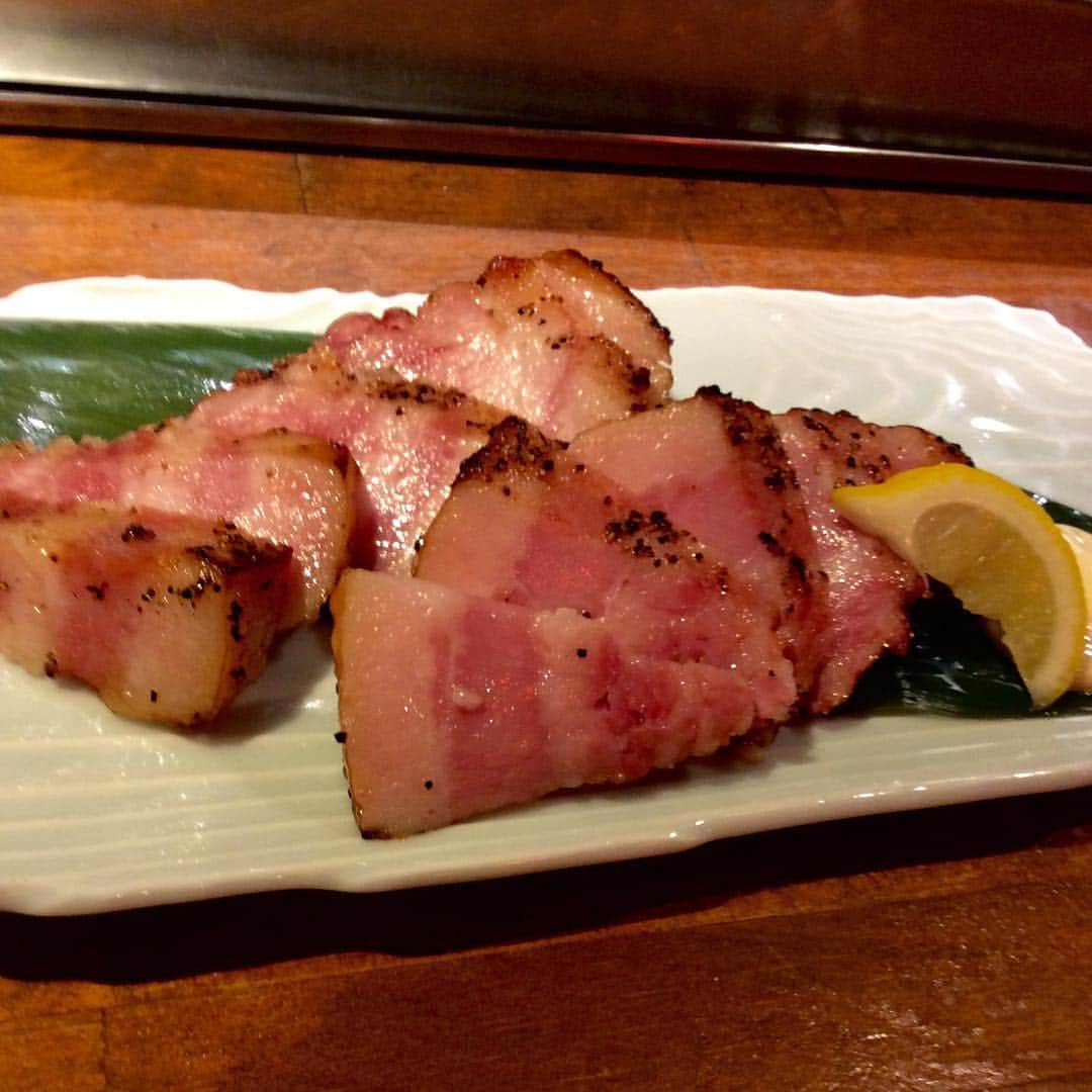 九州うまか新大阪店のインスタグラム：「本日も元気に営業中です！ そしてこちらはくんちゃまベーコンの厚切りステーキです🐷 普通のベーコンとは比べ物にならないくらい厚切りで食べ応え抜群です！ぜひ食べに来てください😍 #くんちゃまベーコン #厚切り #九州うまか #新大阪 #個室 #宴会 #駅近」