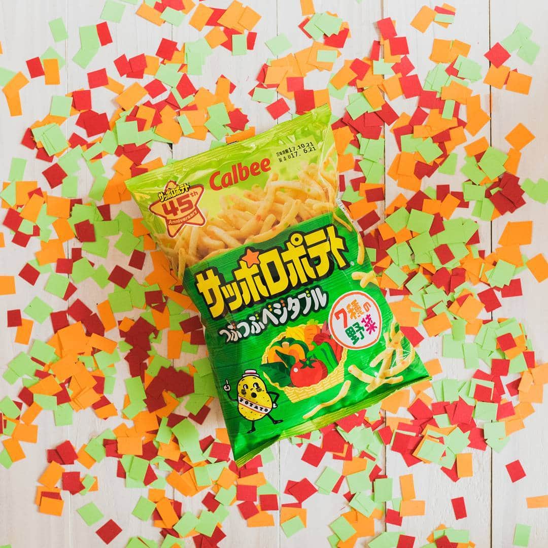 カルビー サッポロポテトさんのインスタグラム写真 - (カルビー サッポロポテトInstagram)「今日はサッポロポテトトリビア📖👓をご紹介しますね❗ . . 『サッポロポテトつぶつぶベジタブル』  いつから、こんななが～い名前になったかご存知ですか❔  1972年誕生🎂じゃがいもを練り込んだ『サッポロポテト』 札幌オリンピック☆にちなんだ、シンプルな名前でした。 ⬇ 1983年『サッポロポテト&ベジタブル』に🍅 実は1981年からお野菜入りになっていました。 ⬇ 1997年『サッポロポテトつぶつぶベジタブル』に❕ 野菜を見た目でも楽しめるように3色の粒入りになりました😏👍 . . 赤、オレンジ、緑のつぶつぶの可愛い水玉模様で、おいしく楽しく食べて頂きたい🙏 そんな願いが込められているんですよ～☺. .  #サッポロポテト#45周年 に、歴史を振り返ってみました📖 いかがでしたでしょうか～🌠 . . #カルビー#calbee#サッポロポテト45#サッポロポテトつぶつぶベジタブル#つぶつぶ#3色#野菜#ドット柄#水玉#トリビア#歴史#学問の秋#札幌オリンピック#じゃがいも#1972年」10月5日 21時32分 - calbee_sapporopotato_vegetaber