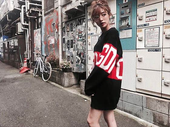 志田友美（ゆうみん）のインスタグラム：「#👗 #👠 #🥀 . 私服❤ このニットワンピ、めちゃくちゃウケがよくて毎日着たいレベル🤦🏼‍♀️🖤 . . #ootd #todayscode #me #knit #knitonepiece #casual #ig_japan #japanesegirl #girl #instalike #instashot #instagood  #instacode #instadaily」