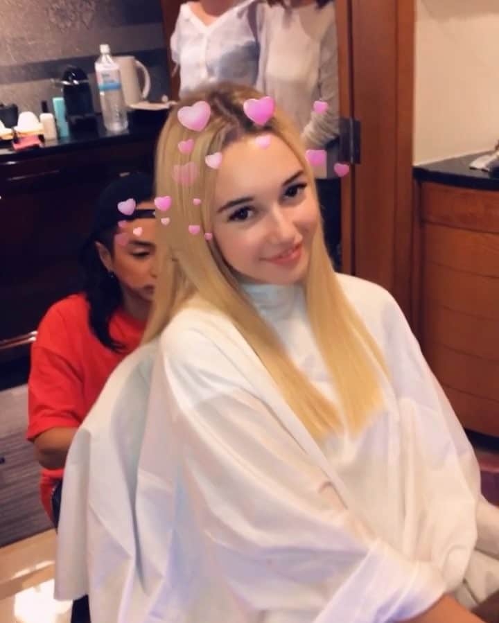 サラ・スナイダーのインスタグラム：「Long ass day smh」