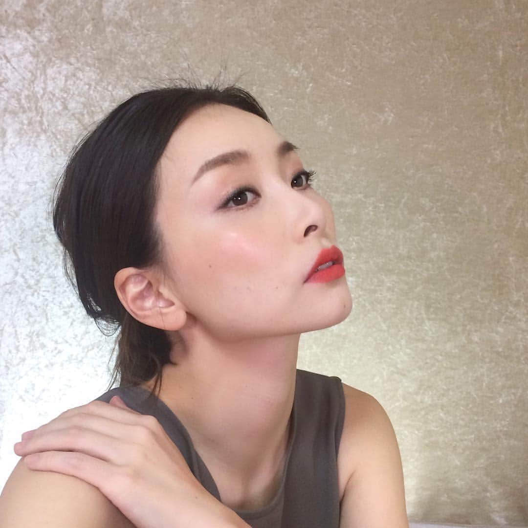 佐々木あさひのインスタグラム：「最近ずっとこの色に近いプチプラリップ探してます。情報求む。この色すごい好き。 #真っ赤じゃなくて少しオレンジ #朱肉カラー #ソフトマット #ジョルジオアルマーニ #リップマエストロ405 #勧めたいけど限定発売品」