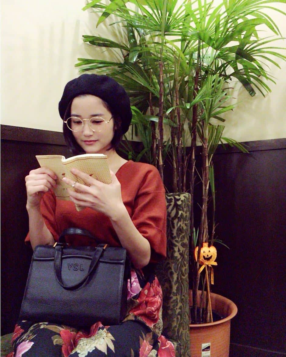 出口亜梨沙さんのインスタグラム写真 - (出口亜梨沙Instagram)「大阪の友達が東京に出てきていて久々に会ってきた😆✨ そして本を読む、、、笑  今は君の膵臓をたべたいをよんでるよ🙆🏻 今日寒いなーーー😩！！」10月5日 23時01分 - arisa_deguchi