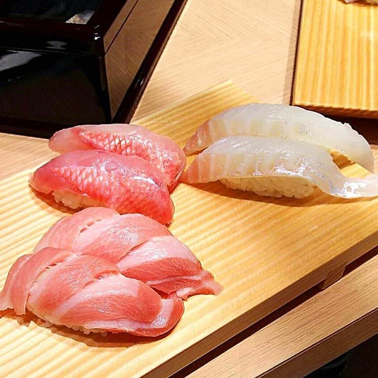 魚がし日本一さんのインスタグラム写真 - (魚がし日本一Instagram)「. 鮮度の良い魚を、一番美味しい状態でご用意致します。 . 旬の美味しさを職人の“粋”でご賞味ください。 . 今日イチのネタは板前までお気軽にお問合せください。 . #魚がし日本一  #寿司  #鮨  #すし  #sushi  #tuna  #築地  #築地直送  #江戸前寿司  #個室  #お持ち帰り  #立ち食い  #マグロ  #tuna  #日本酒  #新鮮  #職人  #魚  #japan  #jananesefood  #池袋  #新宿  #渋谷  #新橋  #西日暮里  #八重洲  #麹町  #中野  #秋葉原  #五反田」10月6日 10時23分 - uogashi_nihonichi