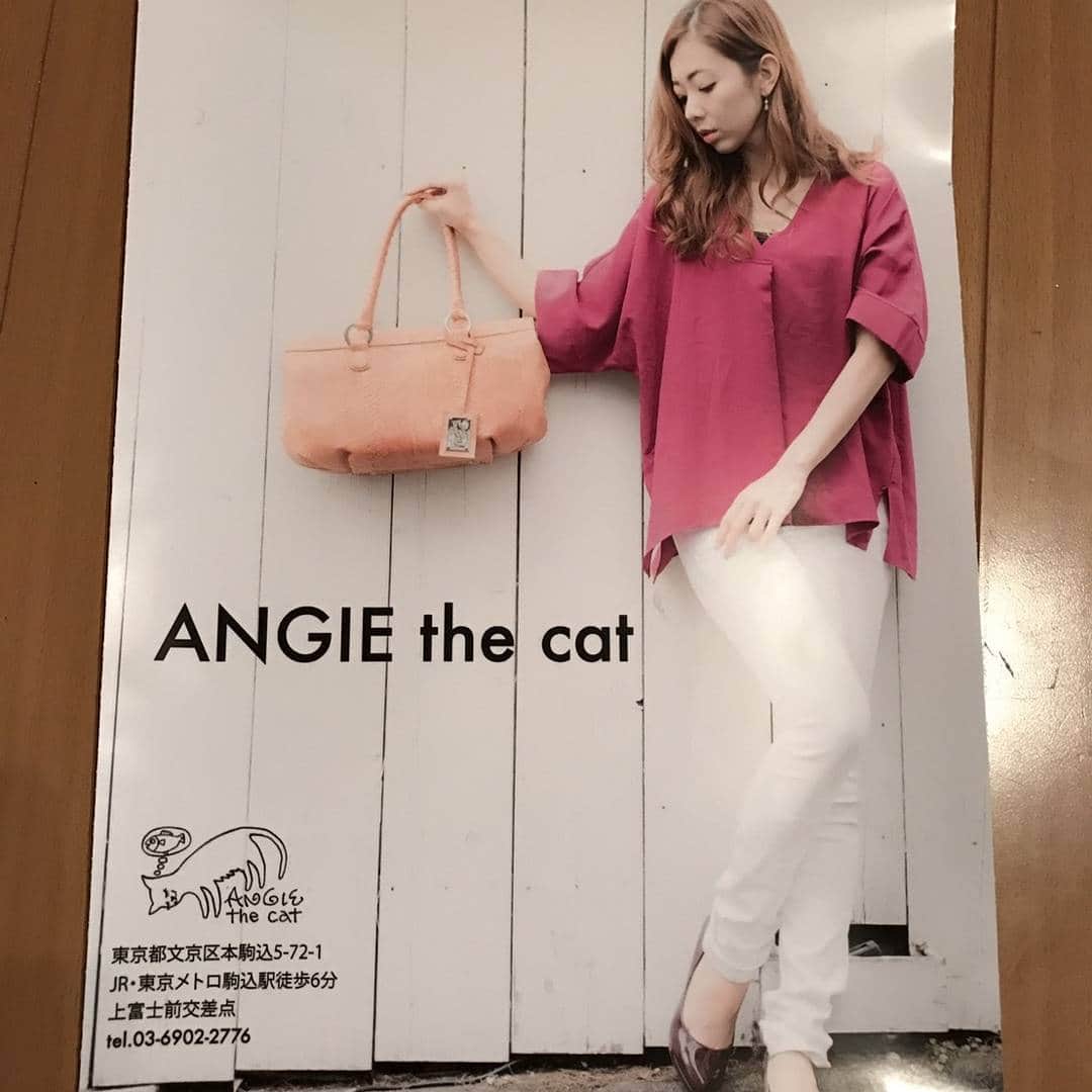 杉山由紀子のインスタグラム：「ANGIE the catさんの広告モデルに♥️ * こちらは大江戸線(^-^)🎵🎵 まだ私自身もみつけられておらず✨ * 南北線も含めたくさんの方に見ていただけているようで嬉しいです✨✨ * * #目撃情報求む #広告 #モデル #bag #電車 #大江戸線 #南北線 #angiethecat #本革 #かばん #杉山由紀子 #followme #japan #tokyo #girl #model #モデル #読者モデル #読モ #サロモ #お気に入り #おすすめ」