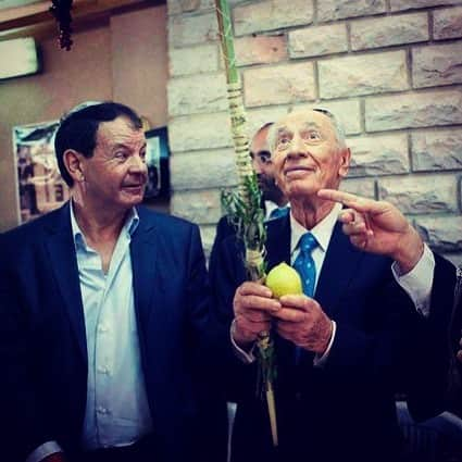 シモン・ペレスのインスタグラム：「This Sukkot, President Peres may not be with us in person but he is always with us in spirit. We will never forget what an amazing man he was!  We remind you of his words from Sukkot 2012: "The festival of Sukkot is a festival of kinship and mutual responsibility. The main religious duty is that of welcoming in guests. Just as Abraham would welcome guests into his Sukkah so I too was a guest." ״מצוות חג הסוכות היא מצווה רוחנית של ידידות וערבות הדדית, כשהמצווה המרכזית היא הכנסת אורחים. כך עשה אברהם אבינו וכך נעשה אנו״ !חג סוכות שמח לעם ישראל (ציטוט מאת שמעון פרס ז״ל בסוכות 2012 עת ביקר בסוכות הרבנים הראשיים לישראל)  Photo credit: Yonatan Zindel/Flash 90」