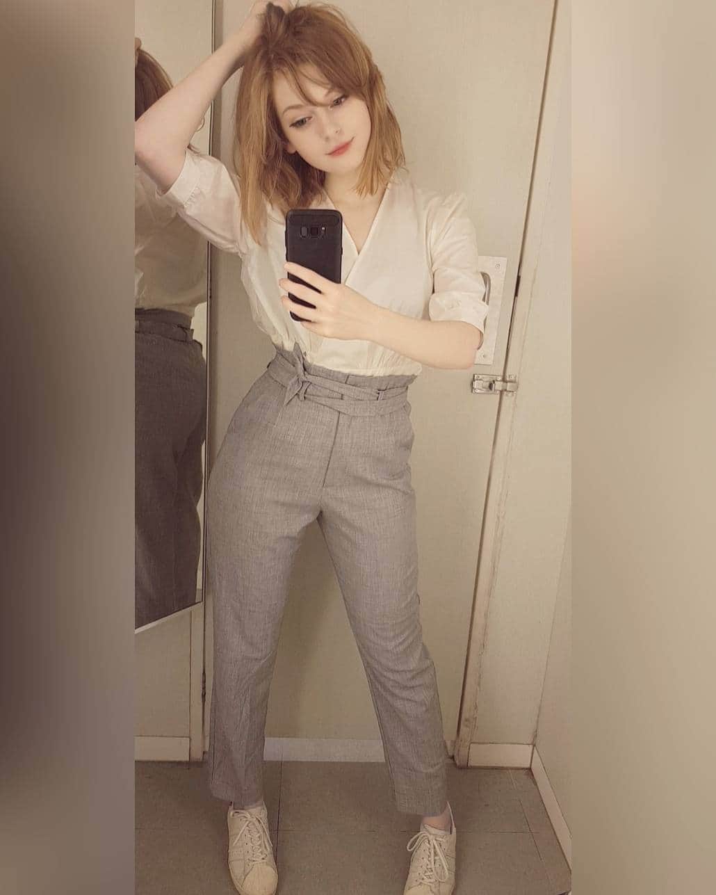 Ella Freyaのインスタグラム：「Woohoo, back to The Netherlands aka my homecountry 😁 (AND IM COLD NOW)」