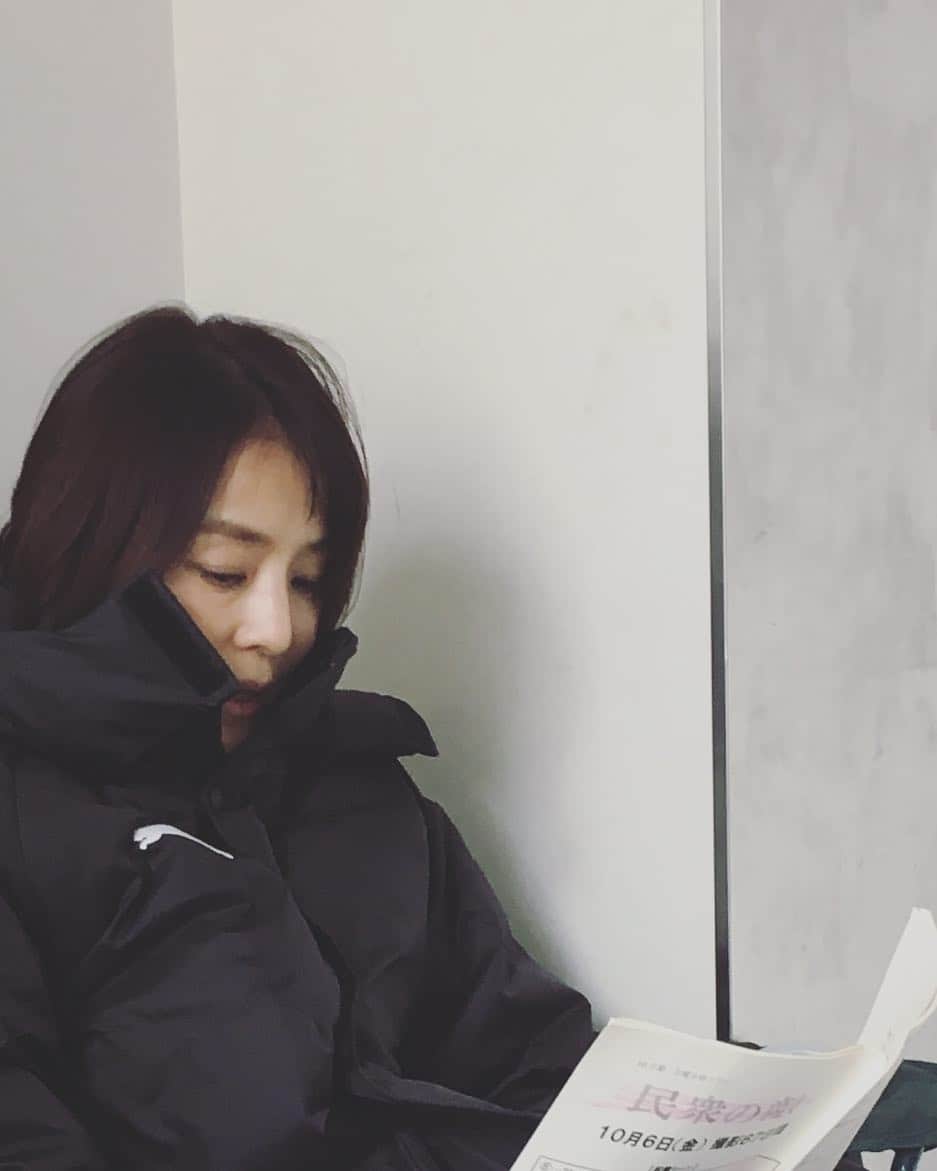 石田ゆり子さんのインスタグラム写真 石田ゆり子instagram 寒いです 急に冷え込こんできました ダウンコートで 暖をとりながら 民衆の敵の撮影中です 家でぬくぬく寝ている ハニタビが ちょっと羨ましい おかーさんがんばってます 10月6日 8時分