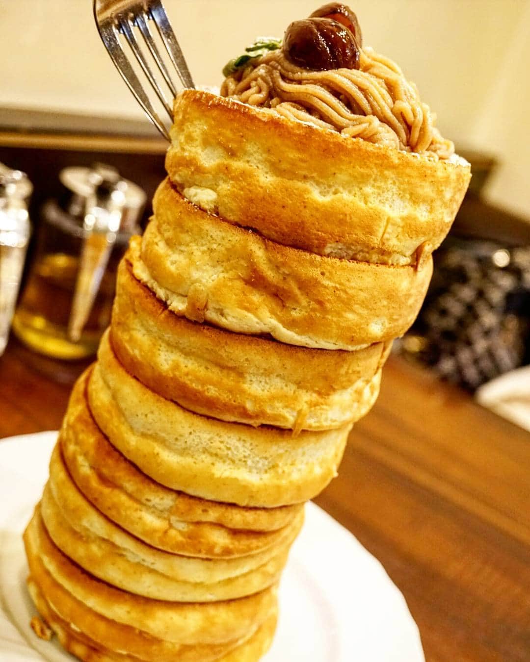 石関友梨のインスタグラム：「星乃珈琲のスフレパンケーキでタワー作ってみた(p*'v`*q)♪ #YouTube #オールナイトニッポンw #ゆりもり #大食い #星乃珈琲 #スフレパンケーキ  #モンブラン #デカ盛り #カフェ #スイーツ #8段 #ふっかふかのしっとりパンケーキ #夢企画 #オススメカフェ」